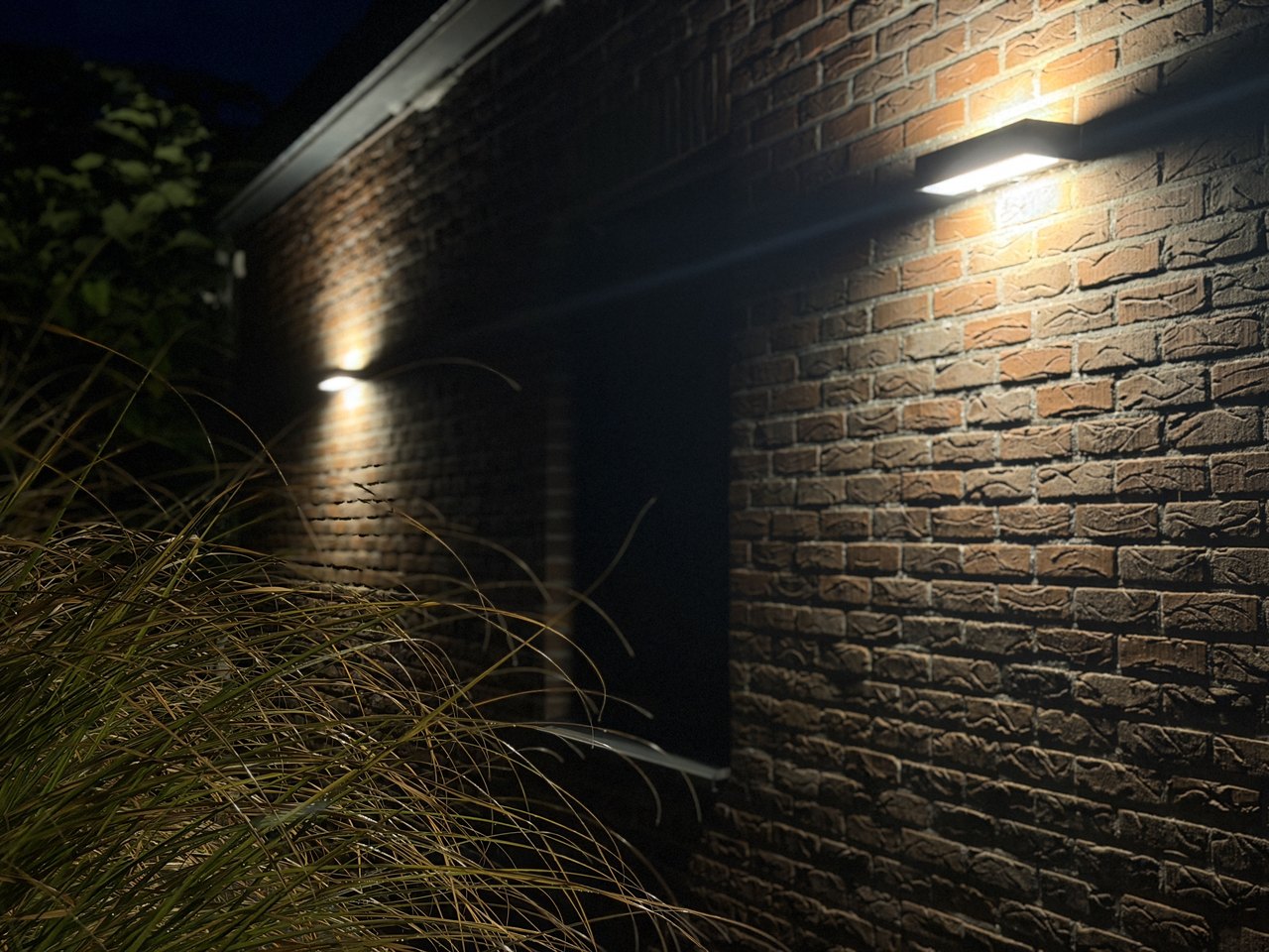 Gevelverlichting op een bakstenen woning, geplaatst door Engimo