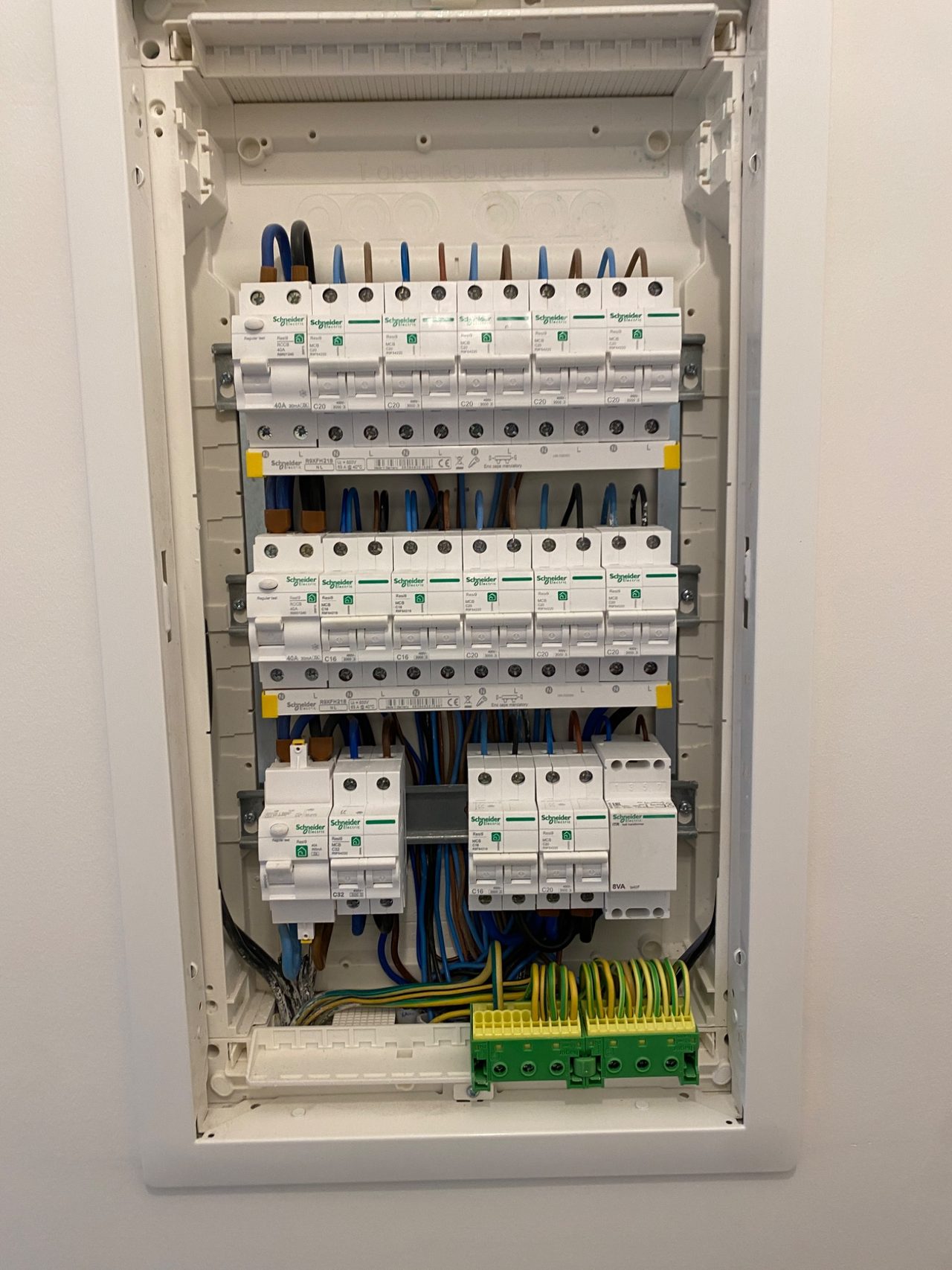 Open verdeelbord met Schneider automaten voor appartement in Herentals