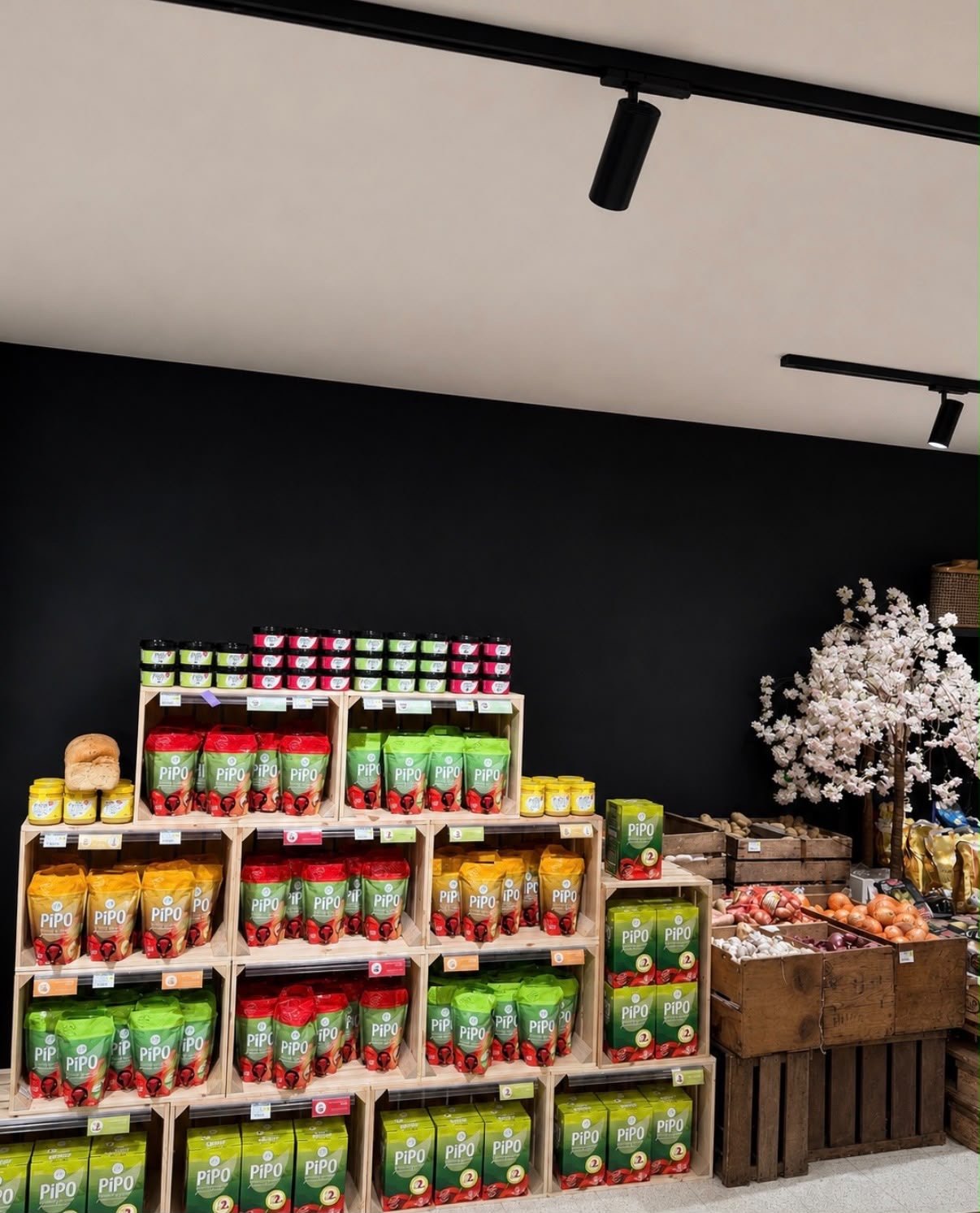 Richtbare zwarte spot boven een productpresentatie