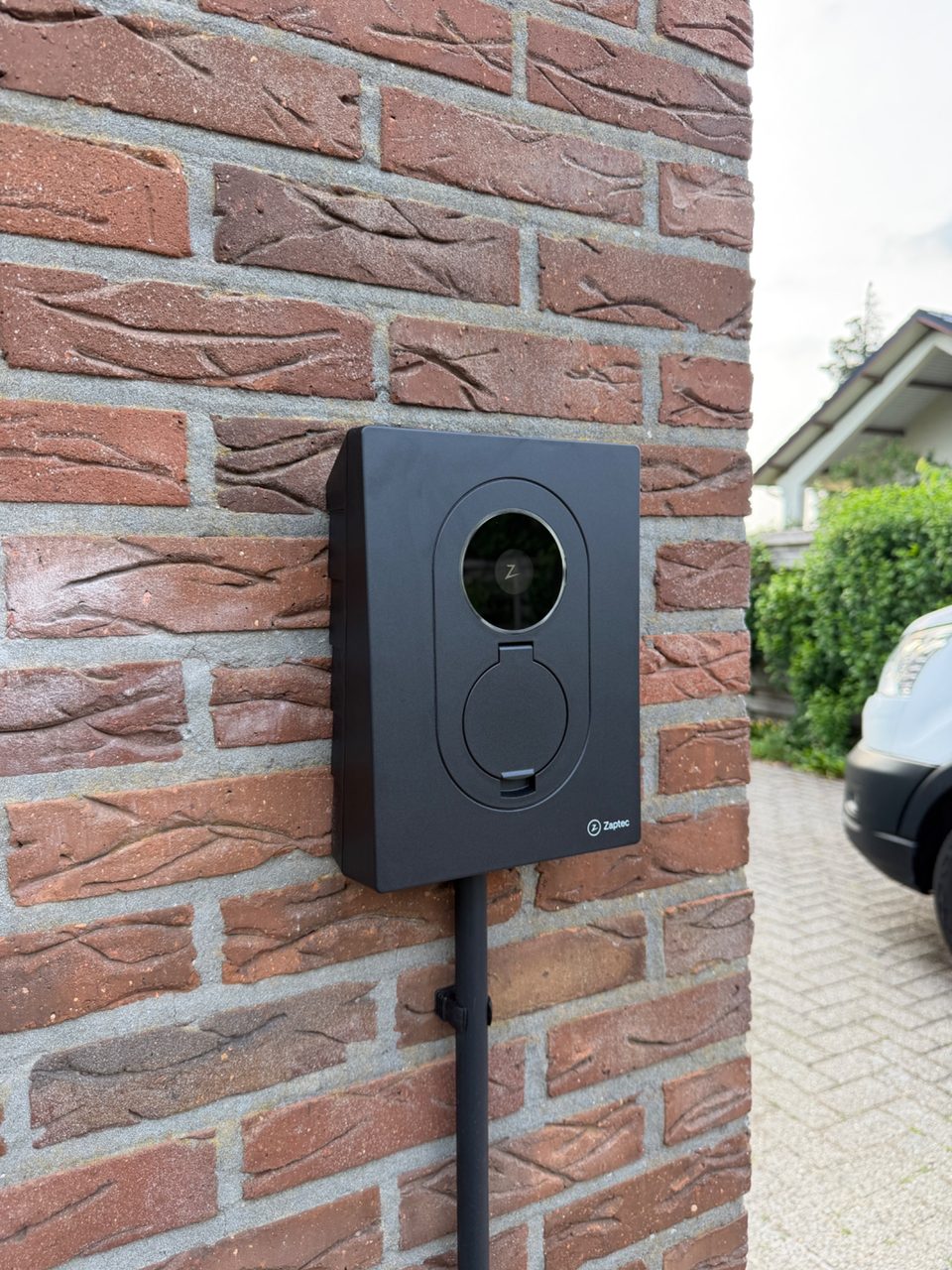 Zaptec-laadpaal als onderdeel van een verzorgde installatie