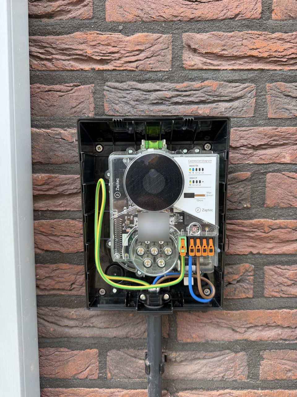 Technische aansluiting zorgvuldig uitgevoerd, zonder zichtbare installatiegegevens.