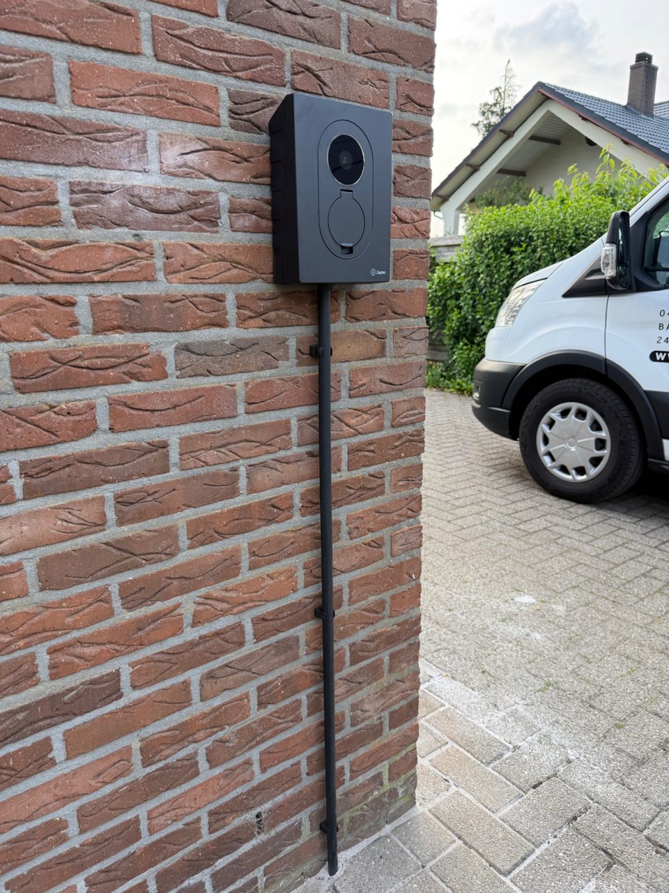 Zaptec laadpaal aan de gevel van een woning